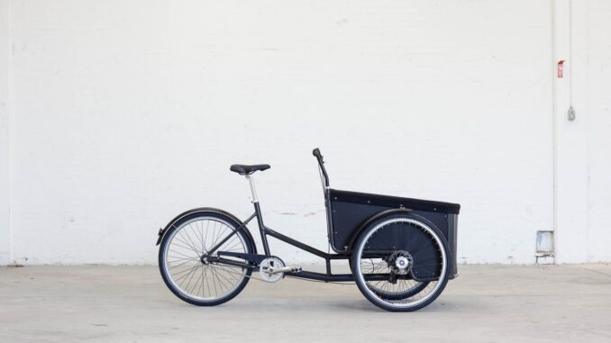 shallow-photography-of-black-steel-adult-trike-957157
