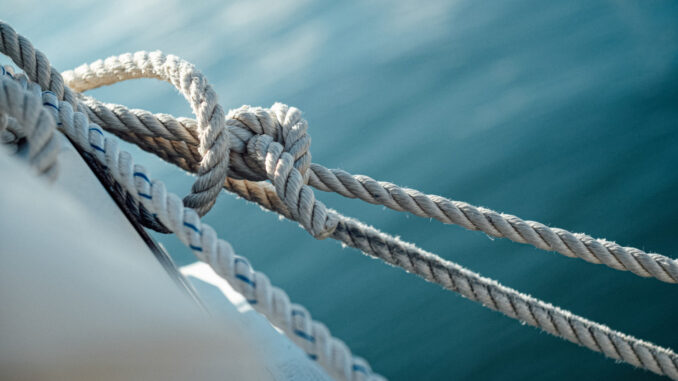 closeup-ship-wires-with-sea