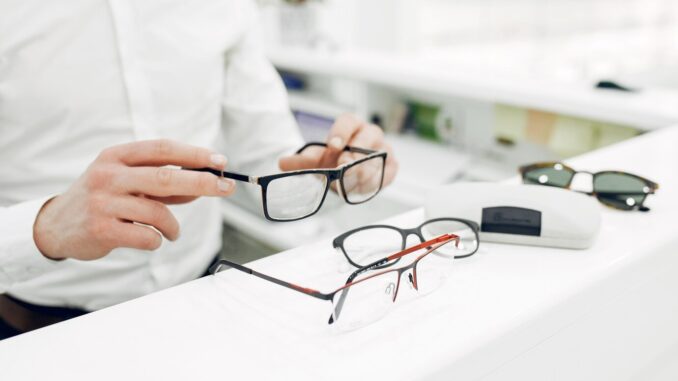 handsome-man-optics-shop_1157-21